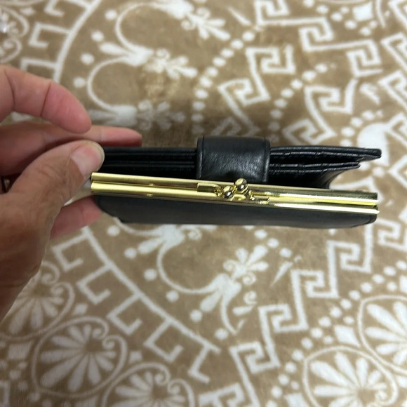 Buxton Top Grain Cowhide Black Women's Wallet Clutch Kiss Lock - Picture 3 of 8